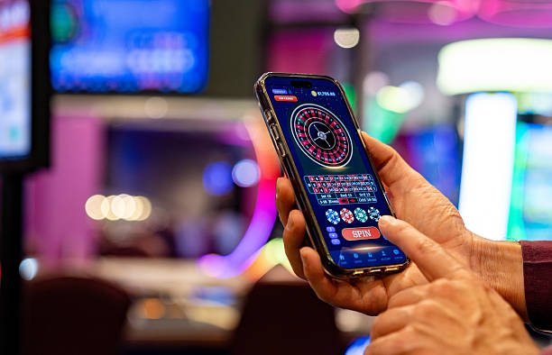menang138 platform showing Hood vs Wolf, Liga 1, and live-dealer games side by side